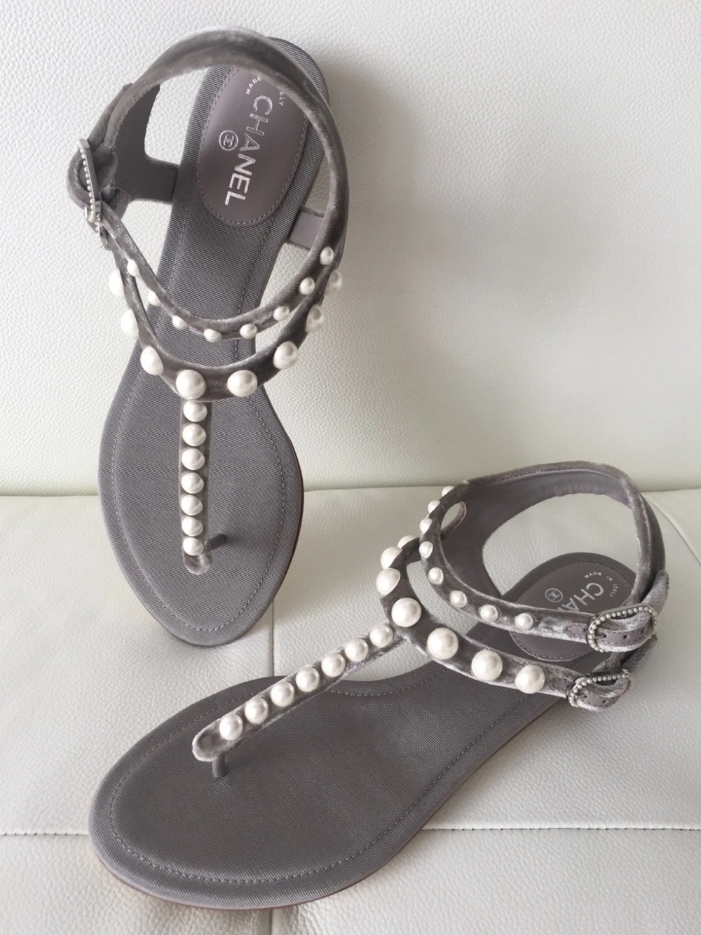 $1.3K NEW CHANEL GRAY VELVET FLAT THONG SANDALS WITH PEARLS SIZE 35